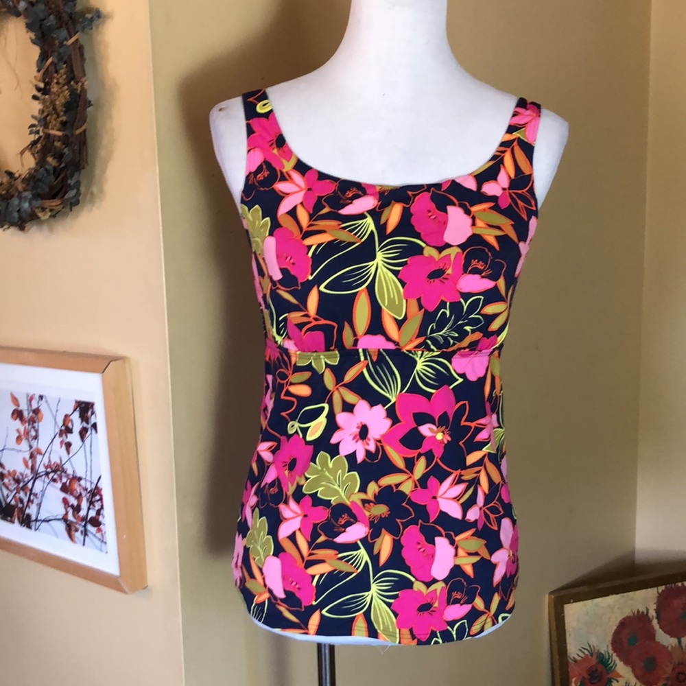 LANDS END size 8 Hawaiian Floral Print Tank Swim Top Built in Bra $64
NEW